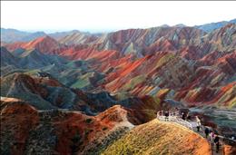 کوه های رنگین کمانی ژانگیا دانچیا، چین