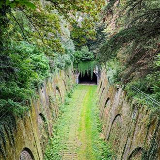 4.	یک تونل راه آهن فراموش شده در پاریس، فرانسه