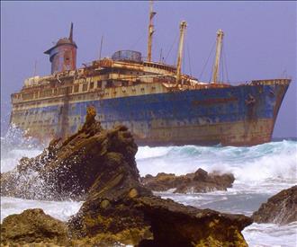یک کشتی نزدیکی فورتونتورا رها شده است، جزایر قناری