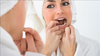 نخ دندان کشیدن تاثیر چندانی بر سلامت دندان ندارد