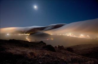 مه شب‌گاهی در سوسالیتو در ایالت کالیفرنیای آمریکا.