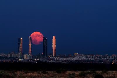 ماه از فراز شهر مادرید بیرون می‌آید.