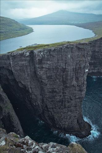 Leitisvatn/Sørvágsvatn، جزایر فارو